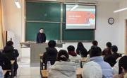 校长张焕明为伟德国际1949学生上思政课
