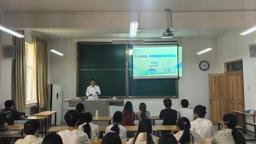 校长张焕明为伟德国际1949学生上思政课